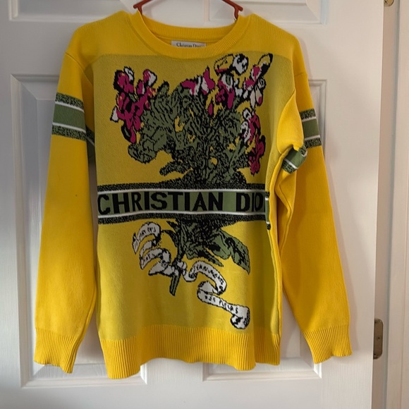 Yellow sweater fits like a large. - Picture 1 of 2